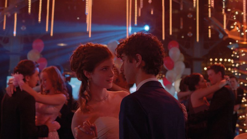 Bennett (Alex Wolff) und Paris (Elena Kampouris) – Bild: George Kraychyk / © Universal Pictures Bennett (Alex Wolff) und Paris (Elena Kampouris) – Bild: George Kraychyk / © Universal Pictures