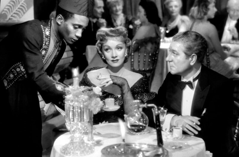 Anders als seiner Geliebten, Blanche Ferrand (Marlene Dietrich), bleibt Martin Roumagnac (Jean Gabin) das Stadtleben fremd und rätselhaft. – Bild: arte