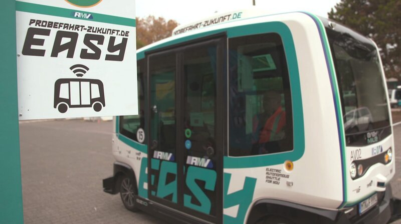 Die Stadt von morgen – in Frankfurt soll zukünftig der autonome Elektro-Bus „Easy“ als Quartierbus fahren. – Bild: BR/​HR