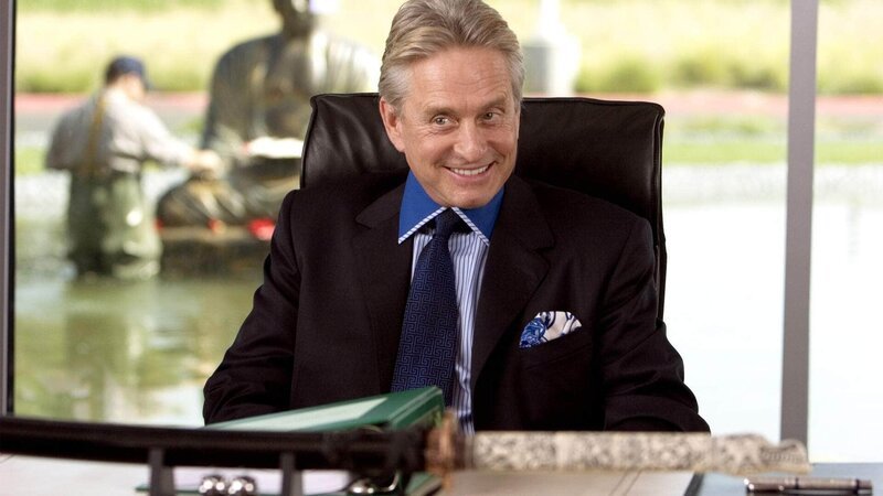 Mr. Thompson (Michael Douglas) organisiert auf Hawaii die Hochzeit seiner Tochter. Bei einer Ansprache auf das junge Brautpaar, würzt er diese mit verschiedenen Angriffen auf seinen zukünftigen Schwiegersohn. – Bild: RTL /​ Universal Pictures Die Verwendung des Materials von RTL Deutschland ist nur zur redaktionellen Berichterstattung im Zusammenhang mit der Sendung unter Angabe der Credits/​Quellenangabe und Beacht