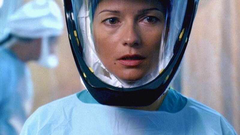 Bei der Autopsie einer Leiche bekommt Jordan (Jill Hennessy) starke Kopfschmerzen und Sehstörungen. Hat sie sich mit einem tödlichen Virus infiziert? – Bild: RTL /​ NBC Universal