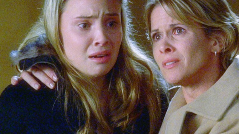 Melissas (Leah Pipes, l.) Freundin wurde brutal ermordet. Geschockt von der Nachricht, sucht sie Halt bei ihrer Mutter Andrea Ripton (Anne Marie Howard). – Bild: RTL /​ NBC Universal