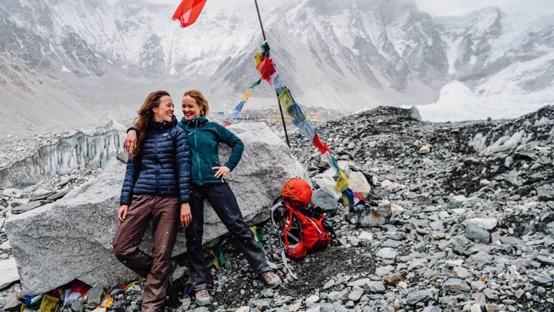 Val (l.) und Kristin im Mount Everest Basecamp Die Verwendung des sendungsbezogenen Materials ist nur mit dem Hinweis und Verlinkung auf RTL+ gestattet. – Bild: RTL /​ © Together Free