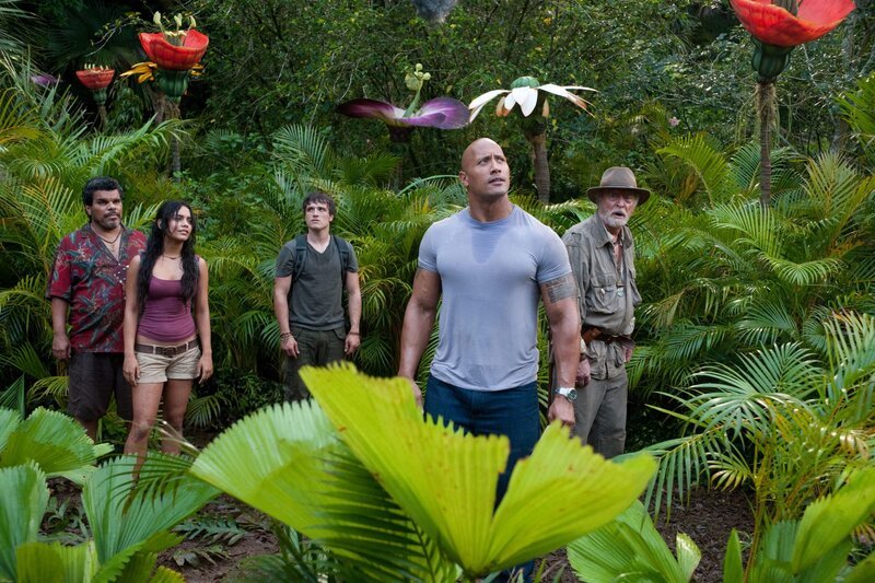 Luis Guzmán (Gabato), Vanessa Hudgens (Kailani), Josh Hutcherson (Sean), Dwayne ‚The Rock‘ Johnson (Hank), Michael Caine (Alexander). – Bild: Warner Bros. Entertainment Inc. /​ Ron Phillips /​ MKNS