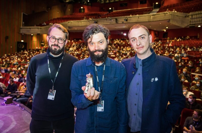 Der Film „Mate“ von Ben Tarwin, George-Alex Nagle und Daniel Corboy (v.l.) wurde beim Kurzfilmfestival Clermont-Ferrand ausgezeichnet. – Bild: October Media /​ © October Media