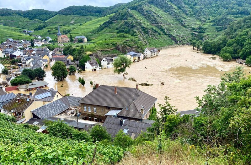 Der Ort Mayschoß, Landkreis Ahrweiler, wurde schwer von der Flut getroffen: Viele Gebäude wurden zerstört oder beschädigt. – Bild: arte