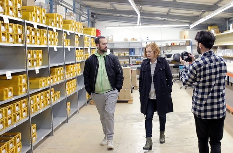 Ein Gespräch im Paketamt: „Wer ist der Proletarier von heute?“, fragen Regisseur Adrian Figueroa (li.) und Drehbuchautorin Maike Wetzel (2.v.l.) in ihrem Kurzfilm „Proll!“. Alejo Franzetti (re.) nimmt die beiden auf. – Bild: PINKMOVIES / © PINKMOVIES Ein Gespräch im Paketamt: „Wer ist der Proletarier von heute?“, fragen Regisseur Adrian Figueroa (li.) und Drehbuchautorin Maike Wetzel (2.v.l.) in ihrem Kurzfilm „Proll!“. Alejo Franzetti (re.) nimmt die beiden auf. – Bild: PINKMOVIES / © PINKMOVIES