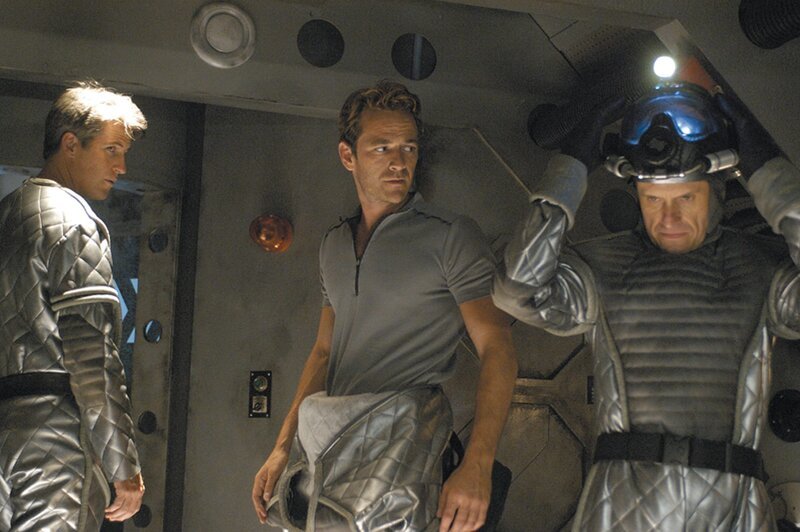 Dr. Jake Rollins (Luke Perry) und sein Team geben alles, um die Erde wieder ins Gleichgewicht zu bringen. – Bild: RRS