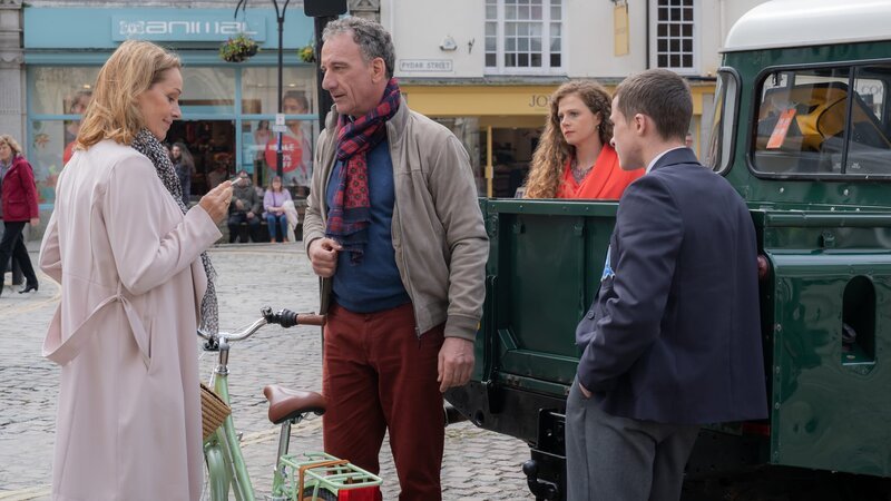 Dan (Heio von Stetten, 2.v.l.) hat beim Ausparken das Fahrrad von Helen (Sabine Bach, l.) übersehen und angefahren. Während Pete (Maurizio Magno, r.) die Situation ganz gelassen sieht, ärgern Kate (Anja Antonowicz, 2.v.r.) Helens Flirtversuche. – Bild: ZDF und Jon Ailes./​Jon Ailes