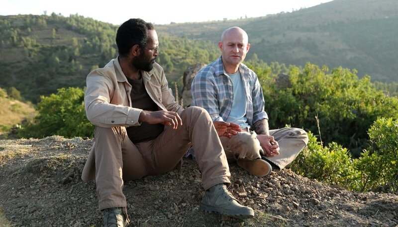 Frank Michalka (Jürgen Vogel) und Dr. Kidanu (Selam Tadese) werden Freunde. – Bild: ARD Degeto/​WDR/​MOOVIE/​Yidnekachew Shumete