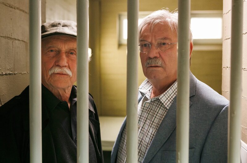 Günter (Wolfgang Winkler, r.) und Edwin (Tilo Prückner, l.) sind in U-Haft. – Bild: ARD/​BR/​Kai Schulz/​Kai Schulz