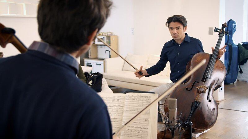 Cellist Gautier Capuçon beim Unterrichten. – Bild: ORF/​NDR/​Paul Pflüger