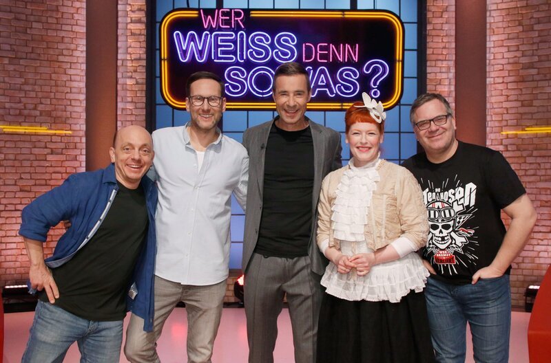 Moderator Kai Pflaume (M.) und seine Rateteam-Kapitäne Bernhard Hoëcker (l.) und Elton (r.) begrüßen in dieser Sendung, den TV-Moderator Simon Beeck (2.v.l.) und die TV-Moderatorin Enie van de Meiklokjes (2.v.r.). – Bild: ARD/​Morris Mac Matzen