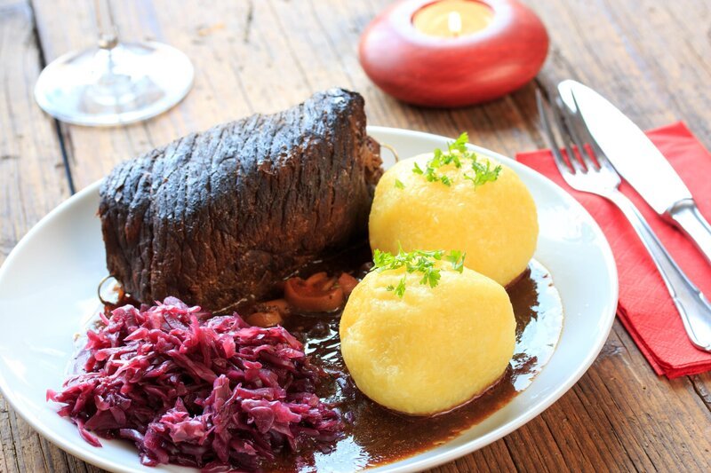 Beef roulade with red cabbage and dumplings – Bild: RTL Living
