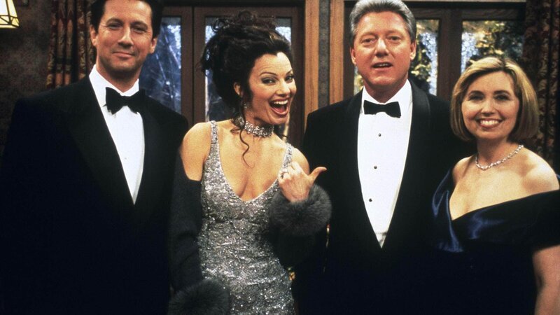 Fran (Fran Drescher, 2.v.li.) ist völlig aus dem Häuschen: Maxwell (Charles Shaughnessy, li.) und sie treffen im Urlaub auf Präsident Clinton (Tim Watters) und seine Frau (Darstellerin unbek.). – Bild: RTL