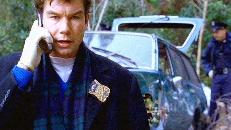 Woody (Jerry O’Connell) hat das Fahrzeug gefunden, in dem ein Mord verübt wurde. Ungeduldig wartet er auf die Spurenermittlung. – Bild: RTL /​ NBC Universal