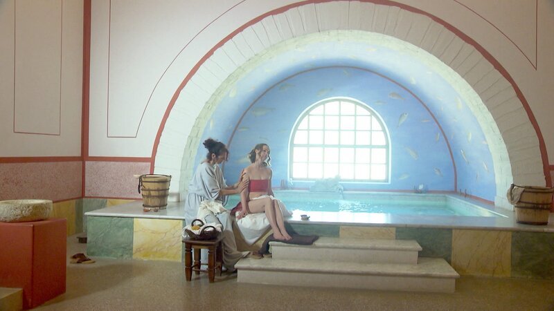 Spielszene, mit Sklavin in der Therme, Carnuntum. – Bild: ORF/Landesstudio Niederösterreich Spielszene, mit Sklavin in der Therme, Carnuntum. – Bild: ORF/Landesstudio Niederösterreich
