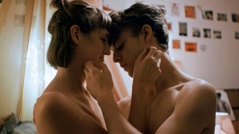 Alex (Valentin Gruber, r.) versucht mit professioneller Hilfe, erste sexuelle Erfahrungen zu sammeln. – Bild: SWR/​Meteor Film/​Silverio Films