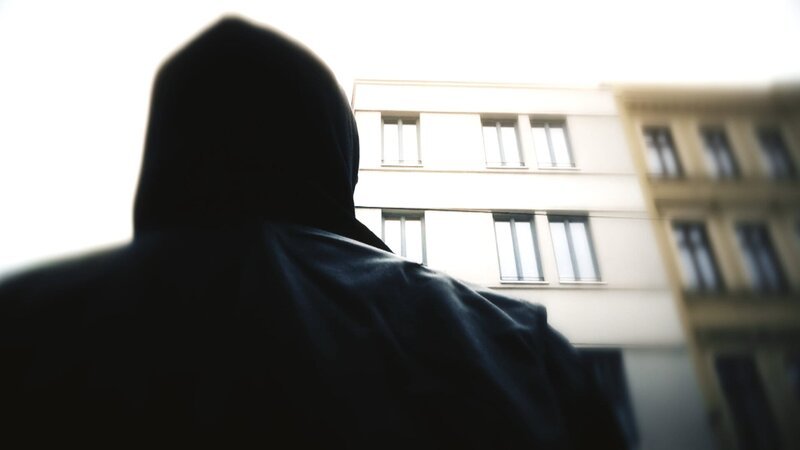 Experten schätzen, dass bis zu 800 000 Menschen in Deutschland gestalkt werden. Belästigt und verfolgt von einer Person, deren Gefühle in den meisten Fällen nicht erwidert werden. Die Opfer durchleiden schlimmste psychische Qualen. – Bild: ZDF und Denise Lipfert./​Denise Lipfert