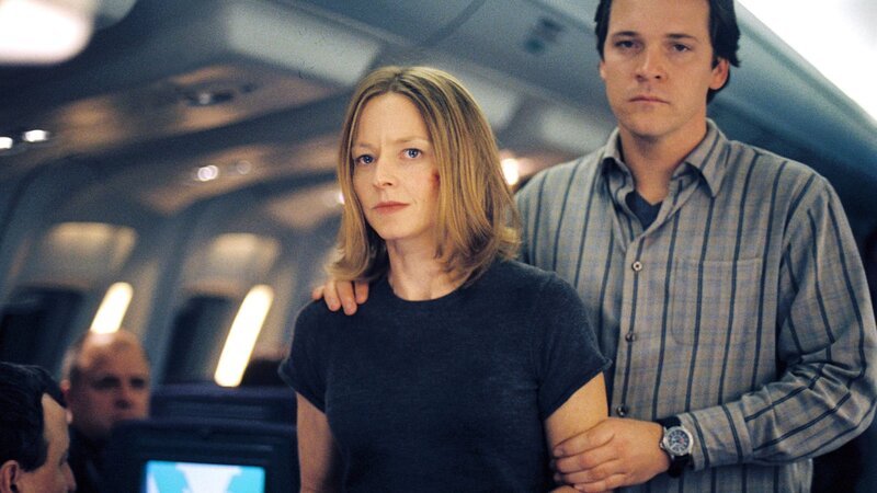 Kyle (Jodie Foster) wird von Air Marshal Carson (Peter Sarsgaard) festgenommen.. – Bild: Touchstone Pictures, All rights reserved ©Touchstone Pictures, All rights reserved Kyle (Jodie Foster) wird von Air Marshal Carson (Peter Sarsgaard) festgenommen.. – Bild: Touchstone Pictures, All rights reserved ©Touchstone Pictures, All rights reserved