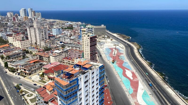 Eine der berühmtesten Promenaden der Welt: Der Malecón in Havanna wird jeden Abend zum Laufsteg der Einheimischen, auch wenn die Wellen häufig über die Mauer schlagen. – Bild: NDR/nonfictionplanet/Till Lehmann Eine der berühmtesten Promenaden der Welt: Der Malecón in Havanna wird jeden Abend zum Laufsteg der Einheimischen, auch wenn die Wellen häufig über die Mauer schlagen. – Bild: NDR/nonfictionplanet/Till Lehmann