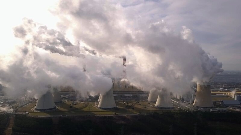 Jedes Jahr sterben mehr als 400.000 Europäer vorzeitig an den Folgen der Luftverschmutzung – eine der Ursachen: Kohle. – Bild: ZDF und Martin Boudot © Premičres Lignes Télévision 2021./​Martin Boudot © Premičres Lignes