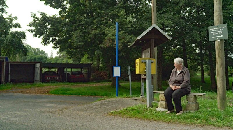 Warten auf den Bürgerbus – Regina Strowick in Neumohlis (Sachsen) – Bild: MDR/Hoferichter & Jacobs Warten auf den Bürgerbus – Regina Strowick in Neumohlis (Sachsen) – Bild: MDR/Hoferichter & Jacobs