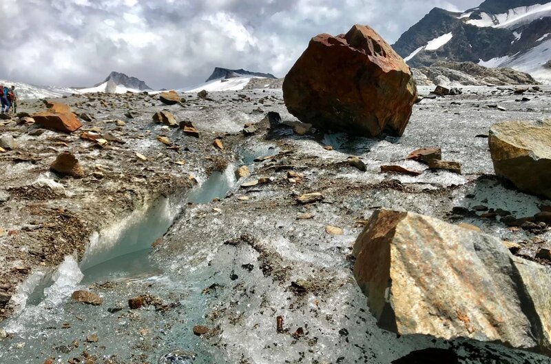 Geheimnisse aus dem Eis Im Sommer schmelzen Steine und Relikte der Vergangenheit aus den Gletschern. Copyright: SRF/​SPIEGEL TV GmgH/​FRank Gensthaler – Bild: SRF/​SPIEGEL TV GmgH/​FRank Gensthaler