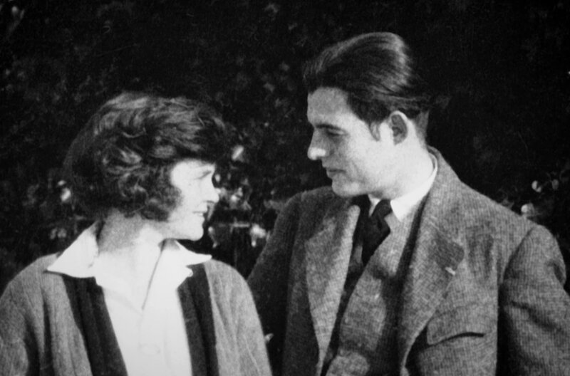 Ernest Hemingway mit seiner ersten Ehefrau Elizabeth Hadley Richardson, die er in Chicago kennengelernt und am 3. September 1921 geheiratet hatte: Das Paar zog im Dezember desselben Jahres nach Paris, wo sich Hemingway einem Leben als Schriftsteller hingab. – Bild: Les Films d’un Jour/​ARTE /​ © Les Films d’un Jour/​ARTE
