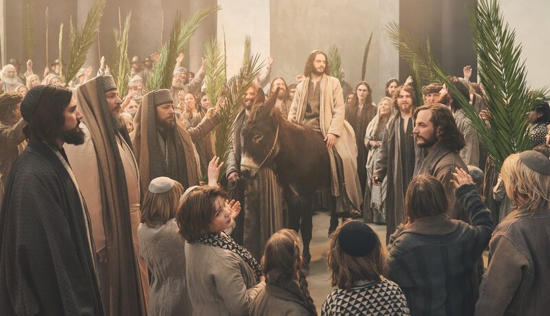 Passionsspiele Oberammergau 2022: Szene „Einzug in Jerusalem“ mit Rochus Rückel als Jesus – Bild: ZDF und Birgit Gudjonsdottir