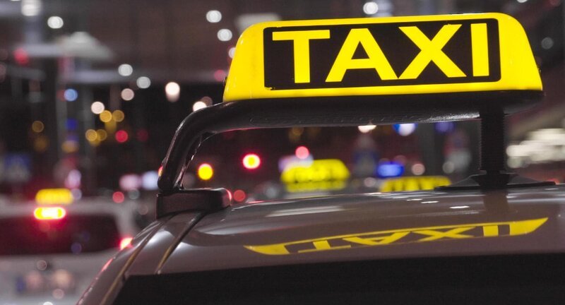 Beleuchtetes Taxi Schild bei Nacht. – Bild: ORF/​KGP Filmproduktion