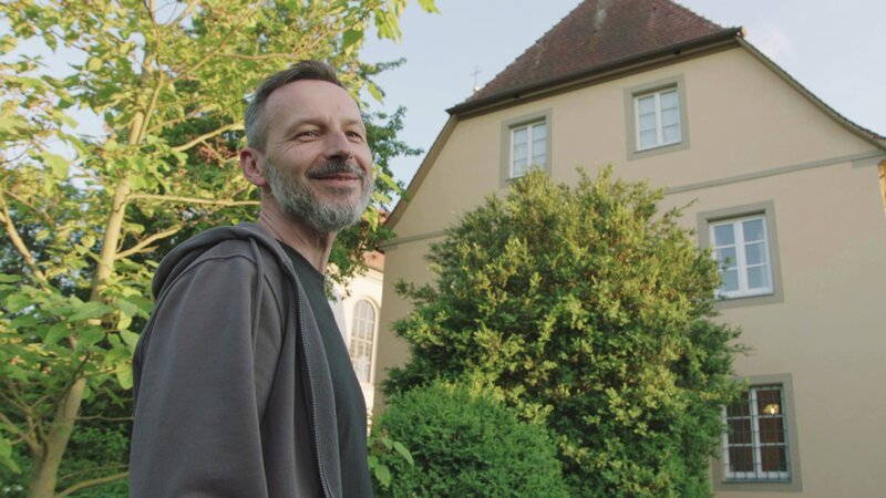 Christian Söder beobachtet die Grauen Langohren bei ihren Ausflügen. – Bild: BR/Michael Ackermann/Michael Ackermann Christian Söder beobachtet die Grauen Langohren bei ihren Ausflügen. – Bild: BR/Michael Ackermann/Michael Ackermann