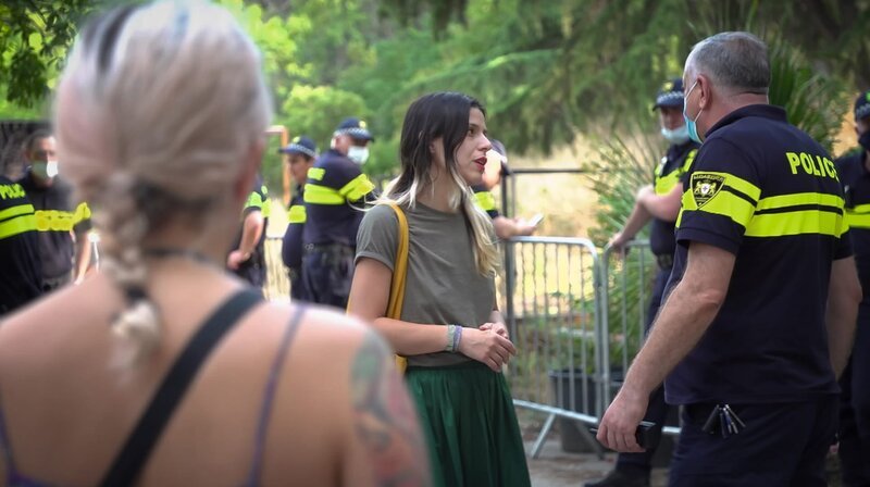 Ana, eine Aktivistin aus Georgien im Gespräch mit Polizisten – Bild: MDR/​Wintergarten Film