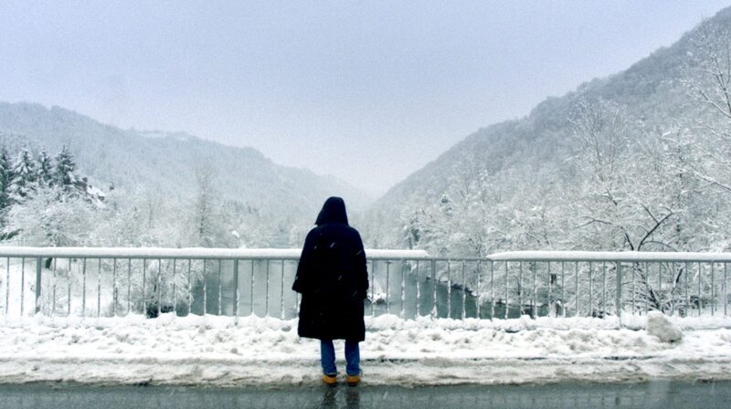 Mustafa (17) aus dem Irak steht auf einer verschneiten Brücke in Bosnien-Herzegowina – Bild: MDR/​Eefje Blankevoort/​Els van Driel