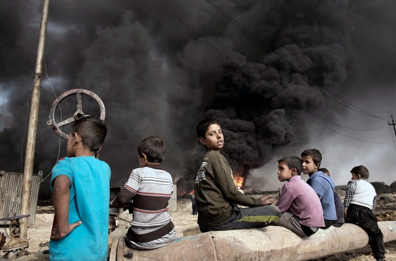 Im Oktober 2016 werden Kinder in Qayyarah gesehen, wo IS-Kämpfer bei ihrem Rückzug Ölquellen in Brand setzten. – Bild: arte