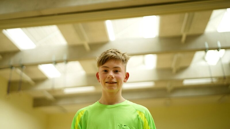 Schneller, höher, weiter. Das gilt auch hier. Aber unter besonderen Vorzeichen: Collin, Juliana, Claudia und Silvio trainieren für die Special Olympics: die Spiele für Menschen mit geistigen Beeinträchtigungen. Sie laufen, schwimmen – und kämpfen um Medaillen. Die Sportler trainieren für ein „Dabeisein ist alles“ der besonderen Art und leben ihren Traum von Inklusion, im Sommer 2022 in Berlin. – Speerwerfer Collin Kröning trainiert für die Special Olympics. – Bild: rbb/Michael Zimmer Schneller, höher, weiter. Das gilt auch hier. Aber unter besonderen Vorzeichen: Collin, Juliana, Claudia und Silvio trainieren für die Special Olympics: die Spiele für Menschen mit geistigen Beeinträchtigungen. Sie laufen, schwimmen – und kämpfen um Medaillen. Die Sportler trainieren für ein „Dabeisein ist alles“ der besonderen Art und leben ihren Traum von Inklusion, im Sommer 2022 in Berlin. – Speerwerfer Collin Kröning trainiert für die Special Olympics. – Bild: rbb/Michael Zimmer