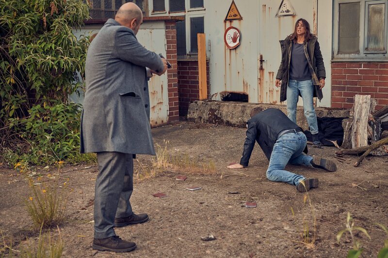 Alex’ (Aylin Tezel, r.) und Nowak (Özgür Karadeniz, l.) haben einen Verdächtigen, Mihail Gabor (Alexandru Cirneala, M.) gestellt. – Bild: ZDF und Frank Dicks.