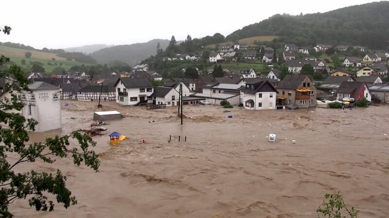 Es war das schlimmste Unwetter seit Jahrzehnten. Und es wurde unterschätzt. Denn der Deutsche Wetterdienst hatte Starkregenmengen von bis zu 200 Liter auf den Quadratmeter vorhergesagt. Doch das konnte sich kaum jemand vorstellen. Die Katastrophe nahm ihren Lauf. Kleine Flüsse in Nordrhein-Westfalen und Rheinland-Pfalz, die eigentlich Pegel von deutlich unter einem Meter haben, schwollen auf mehr als das zehnfache an. Ahr und Erft wurden zu reißenden Strömen. Autos und Bäume, sogar Brücken und ganze Häuser wurden weggespült. Mehr als 180 Menschen verloren ihr Leben. – Die Ahr bei Schuld. – Bild: WDR/SWR Es war das schlimmste Unwetter seit Jahrzehnten. Und es wurde unterschätzt. Denn der Deutsche Wetterdienst hatte Starkregenmengen von bis zu 200 Liter auf den Quadratmeter vorhergesagt. Doch das konnte sich kaum jemand vorstellen. Die Katastrophe nahm ihren Lauf. Kleine Flüsse in Nordrhein-Westfalen und Rheinland-Pfalz, die eigentlich Pegel von deutlich unter einem Meter haben, schwollen auf mehr als das zehnfache an. Ahr und Erft wurden zu reißenden Strömen. Autos und Bäume, sogar Brücken und ganze Häuser wurden weggespült. Mehr als 180 Menschen verloren ihr Leben. – Die Ahr bei Schuld. – Bild: WDR/SWR