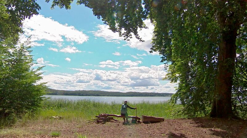 Ausblicke wie hier am Tollensesee haben schon viele Generationen vor uns genossen. Deren Spuren sind auch heute noch vielerorts zu finden. – Bild: rbb/NDR Ausblicke wie hier am Tollensesee haben schon viele Generationen vor uns genossen. Deren Spuren sind auch heute noch vielerorts zu finden. – Bild: rbb/NDR