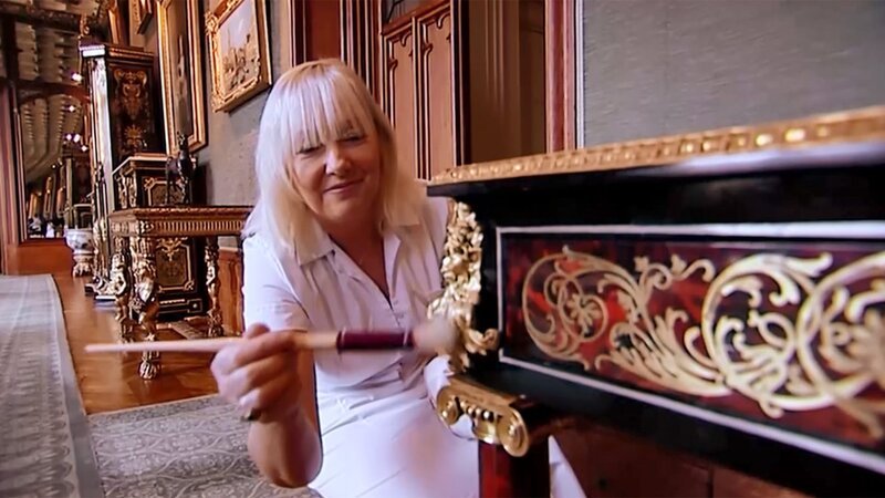 Abstauben in Windsor Castle mit Pinsel. – Bild: ORF/Studio Hamburg Abstauben in Windsor Castle mit Pinsel. – Bild: ORF/Studio Hamburg