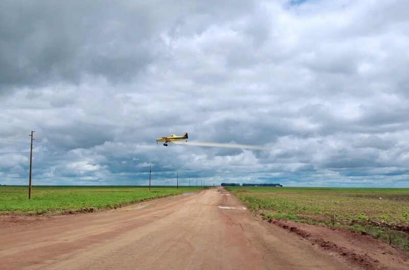 Das Sprühen von Pestiziden aus der Luft im brasilianischen Bundesstaat Mato Grosso – Bild: ARTE /​ © Kino Presse/​Kino/​ARTE /​ © Kino Presse/​Kino/​ARTE