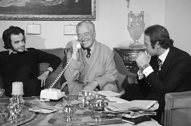 Regisseur Vittorio De Sica (Mi.) gibt ein Interview zu dem kürzlich erhaltenen Oscar für seinen Film „Der Garten der Finzi Contini“. – Bild: ARTE France /​ © Documento Film /​CCC-Filmkunst Berlino /​ © Documento Film /​CCC-Filmkunst Berlino