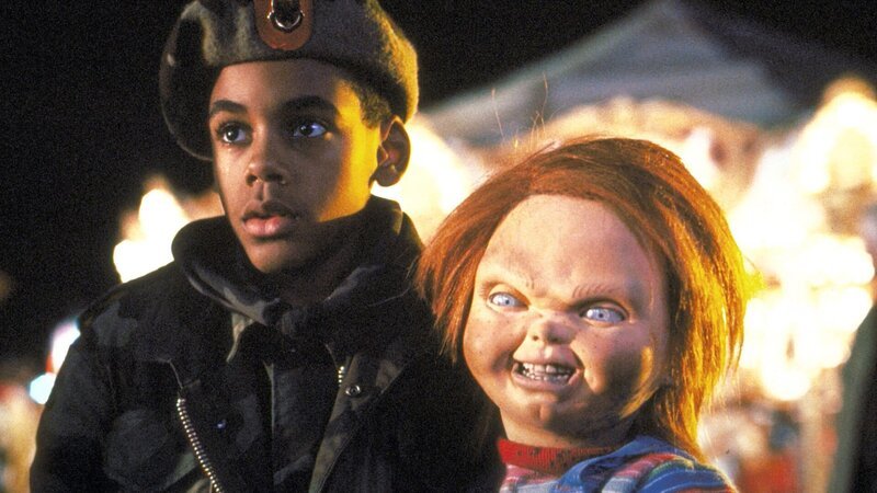 Mörderpuppe Chucky treibt sein Unwesen in der Militärakademie.. (Foto: Jeremy Sylvers, li.)Mörderpuppe Chucky treibt sein Unwesen in der Militärakademie.. (Foto: Jeremy Sylvers, li.) – Bild: RTL Zwei Mörderpuppe Chucky treibt sein Unwesen in der Militärakademie.. (Foto: Jeremy Sylvers, li.)Mörderpuppe Chucky treibt sein Unwesen in der Militärakademie.. (Foto: Jeremy Sylvers, li.) – Bild: RTL Zwei