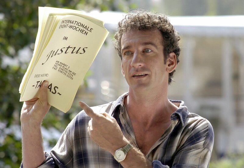 Der Münchener Nobelanwalt Marc Bender (Heio von Stetten) hat die Kneipe seines Grossvaters renoviert und versucht nur Tapas an Ossis zu verkaufen. – Bild: MDR/​ARD/​Degeto/​Silvia Zeitlinger