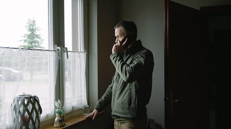Seit Beginn des Krieges schläft Max kaum noch, er koordiniert Hilfstransporte an der Grenze. – Bild: NDR/​Alexandra Bidian