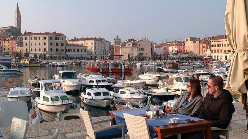 Im Hafen des istrischen Ortes Rovinj lässt es sich entspannt essen und trinken – am besten im Herbst, wenn der Sommertrubel vorbei ist. – Bild: ZDF und HR.