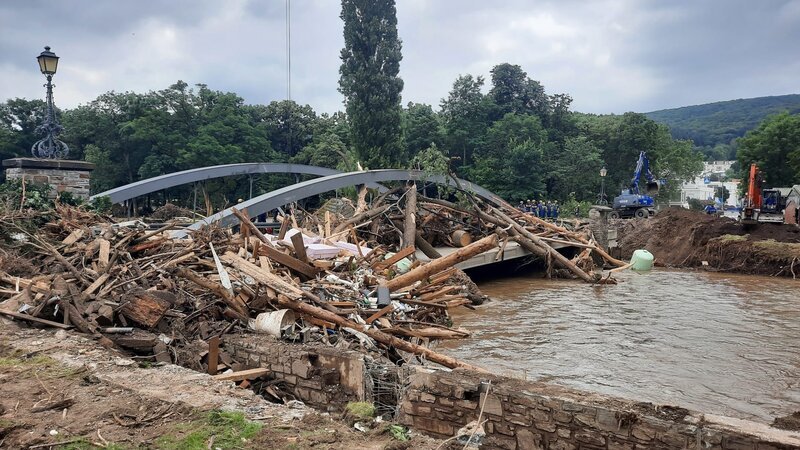 Die Flut hat im Ahrtal viele Brücken zerstört. – Bild: ZDF und ZDF