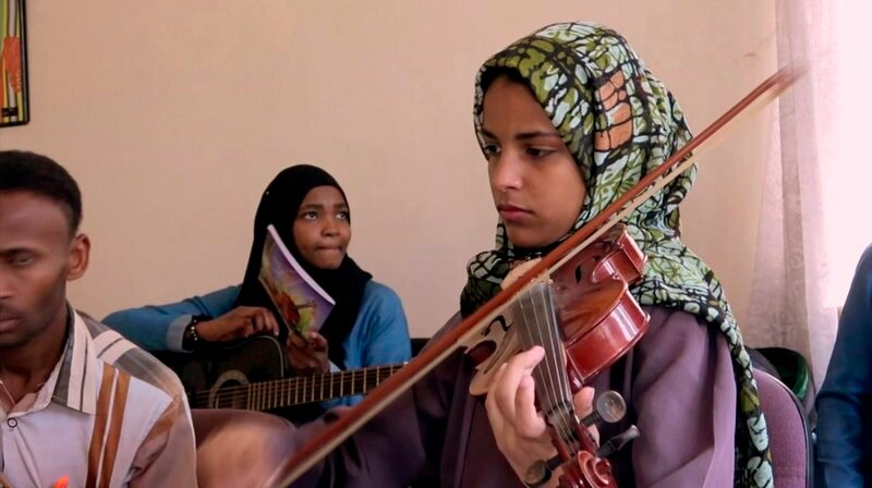 Die junge Geigerin Ahmal hat trotz der Krise und dem Krieg Hoffnung. Ihre Geige spielt dabei eine große Rolle. Und Ahmal hat Mut, denn Mädchen und Frauen haben es im Jemen schwer. – Bild: phoenix/​ZDF