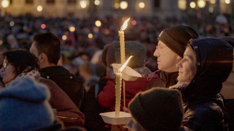 Lichtermeer am 2. Februar 2018, auf dem Heldenplatz trafen sich tausende Menschen, zu Ehren von Ute Bock. – Bild: ORF/​Houchang Allahyari Filmproduktion