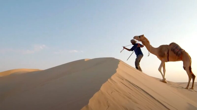 Ein Brite und zwei Omaner wollen die abenteuerliche Expedition nachvollziehen, die den englischen Forscher Bertram Thomas und den omanischen Scheich Saleh bin Kalut 1930 auf über 1.000 Kilometern durch eine der unwirtlichsten Gegenden der Erde führte: die Wüste Rub al-Chali. – Bild: phoenix/​ZDF/​arte